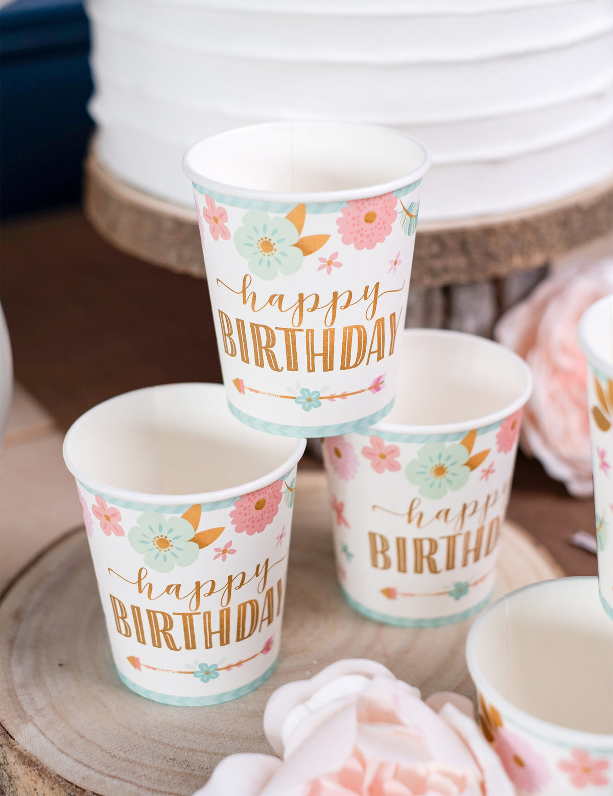 Vue en pyramide des gobelets en carton boho happy birthday