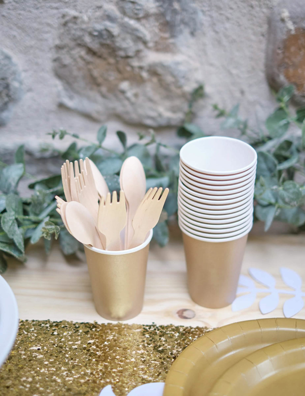 Colocado em cena com talheres do copo de cartão dourado mate para festa dourado mate