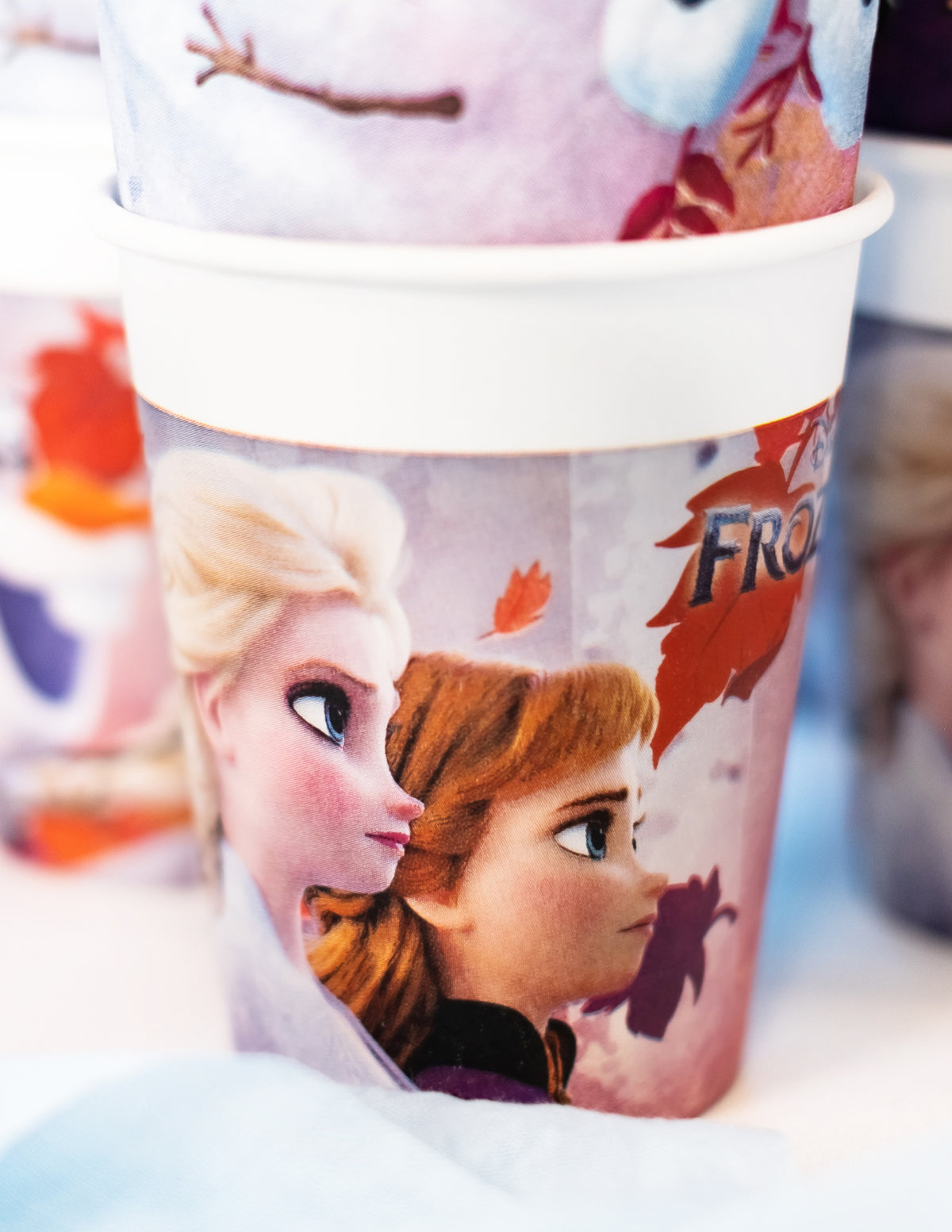 Grande plano de Elsa e Anna em copos de cartão Frozen 2