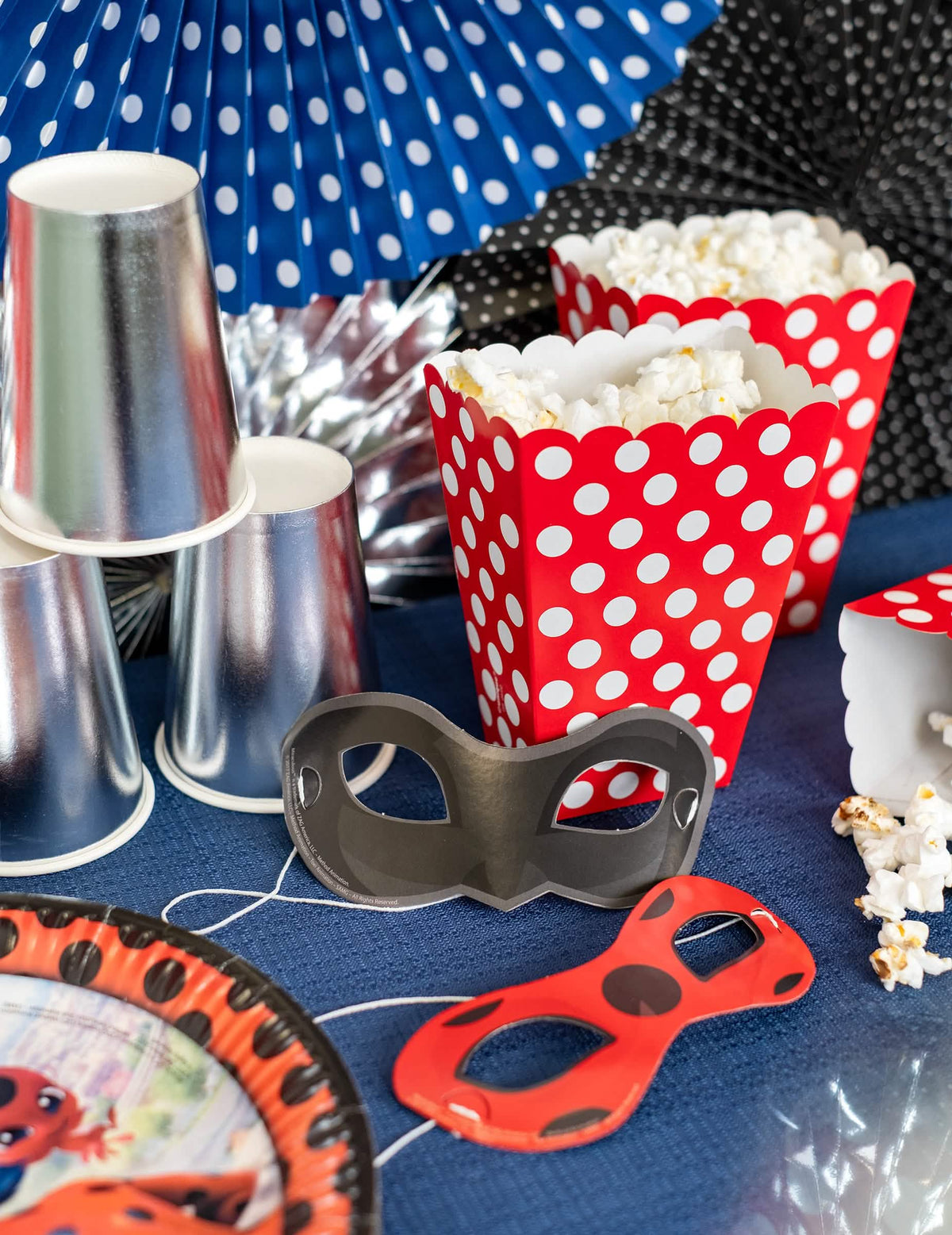 Zoom na decoração de mesa dos 8 máscaras em cartão Ladybug