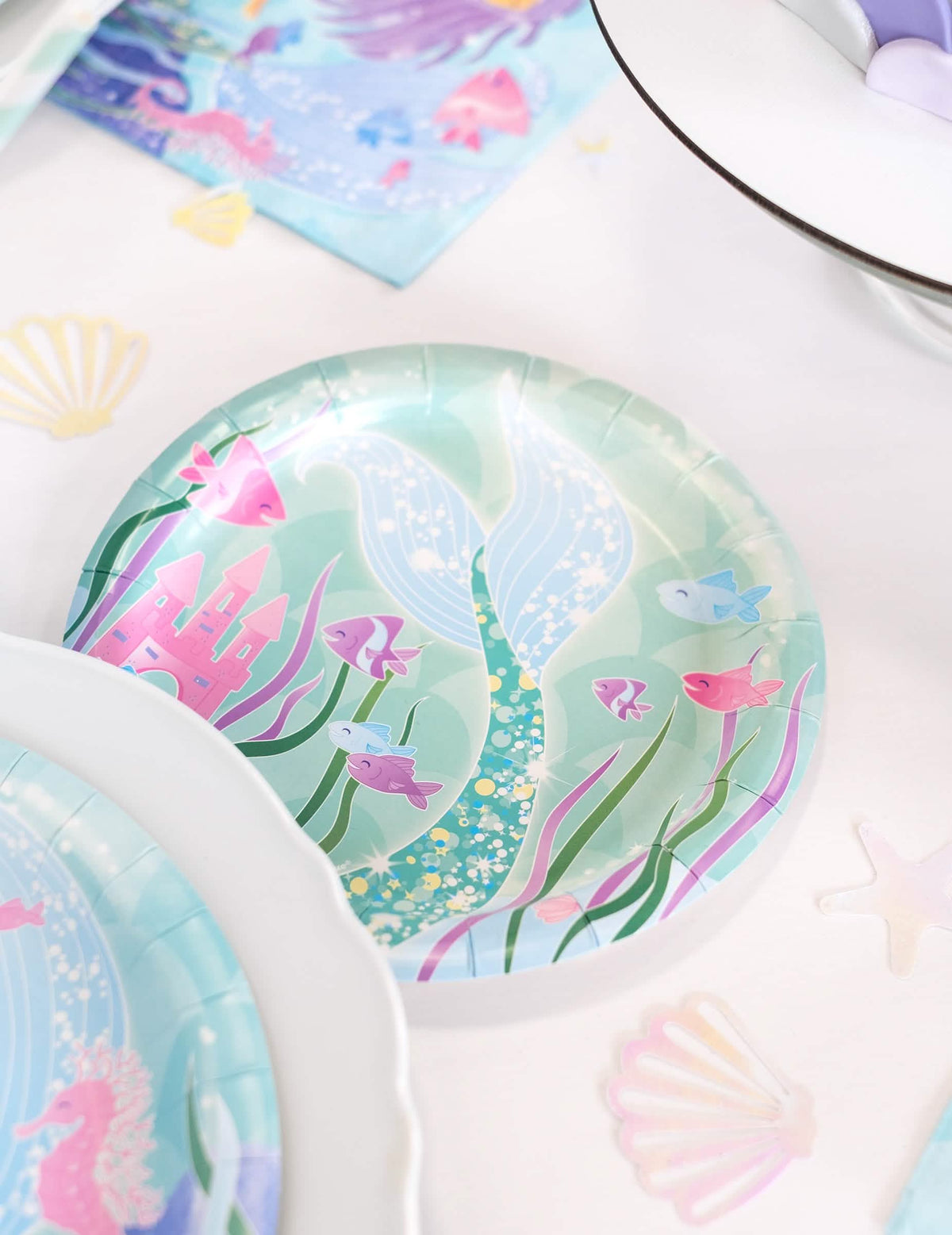 Grande plano na decoração marítima com cauda de sereias dos pratos de papel bonita sereia