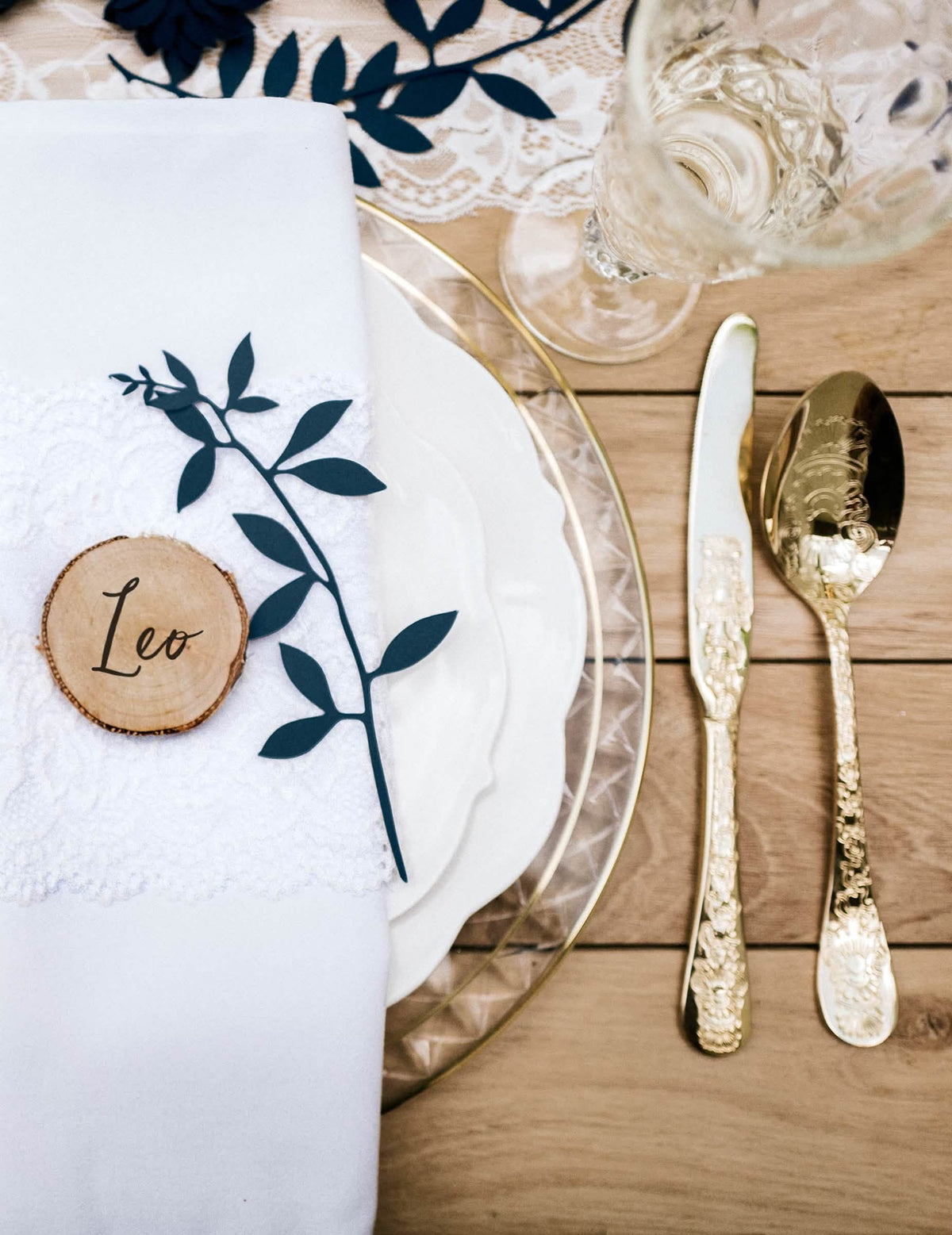 Grande plano de um guardanapo com decorações de mesa folhas para festa azul em papel