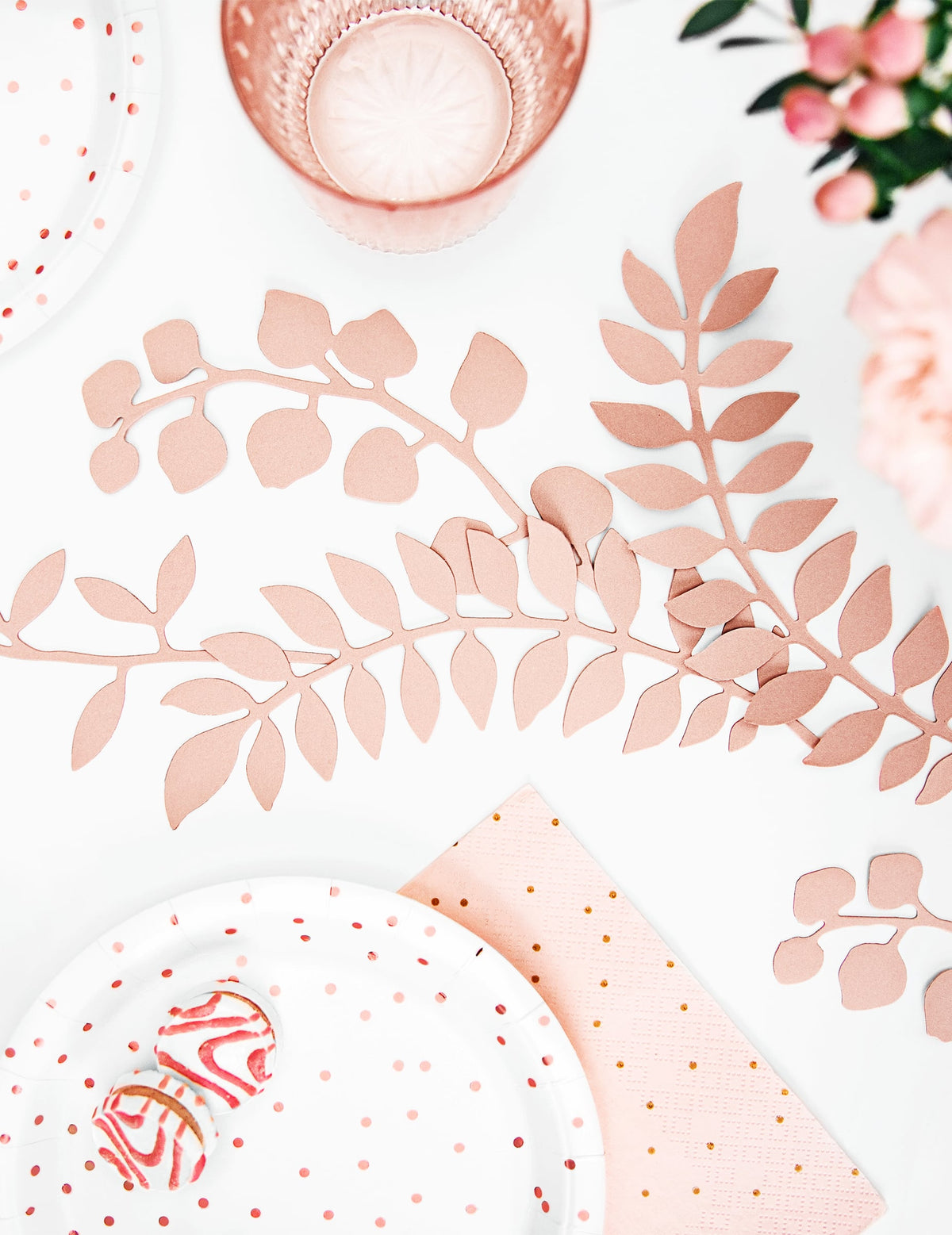 Vista de cima de decorações de mesa com folhas para festa