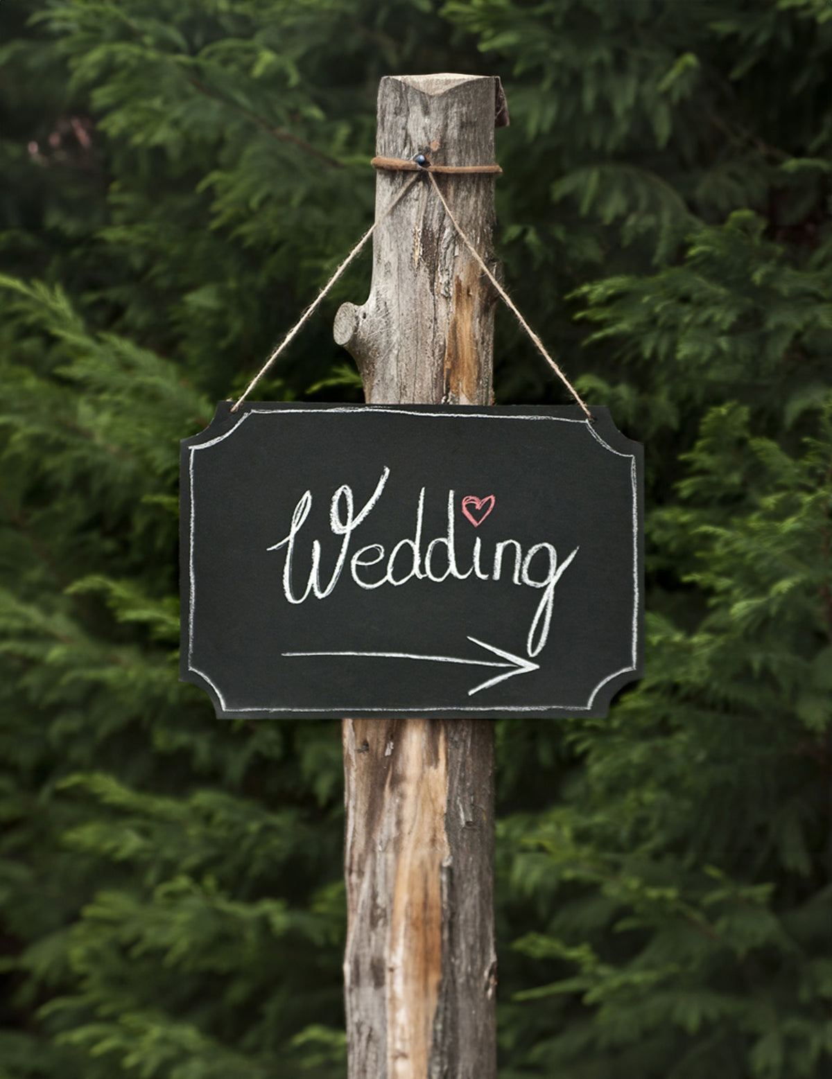 Mise en situation comme panneau de mariage de l'ardoise à suspendre vintage pour décoration de fête