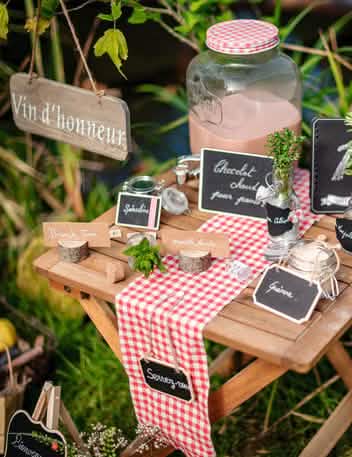Ambientação campestre do quadro-negro clássico casamento