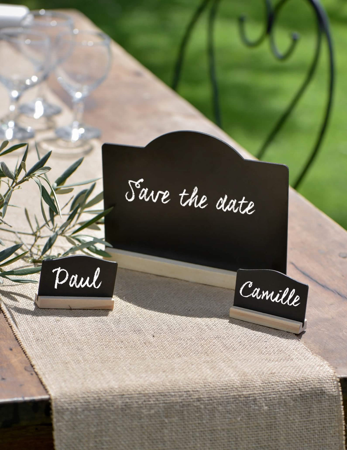 Apresentação em mesa do quadro do menu de casamento preto com suporte de madeira