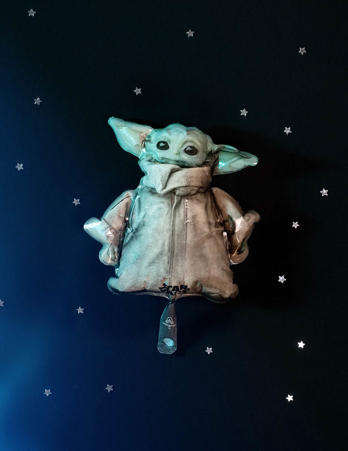 Vista frontal sobre fundo estrelado do balão de alumínio bebé Yoda The Mandalorian