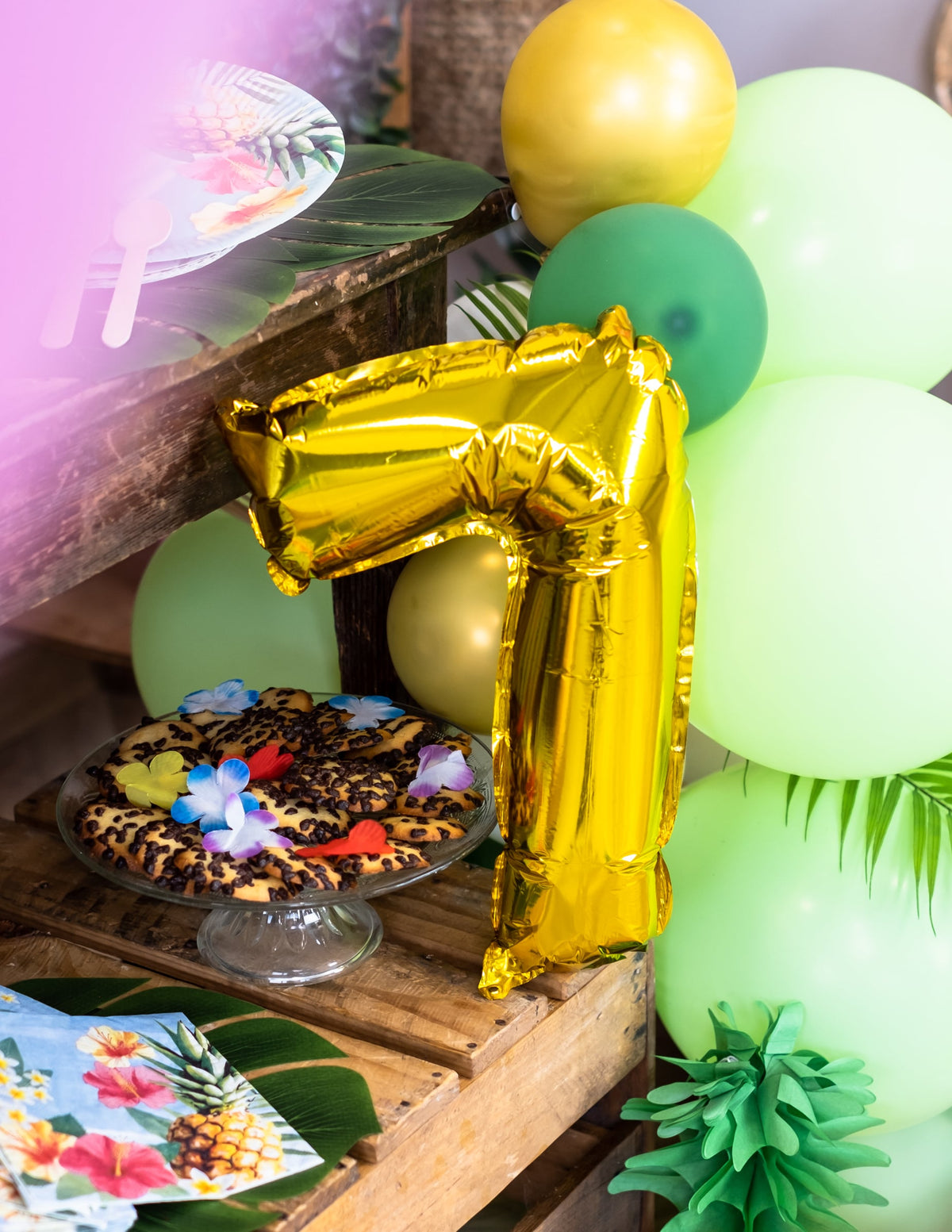 Mise en situation du chiffre 7 dans un décor tropical du ballon aluminium chiffre doré pour fête