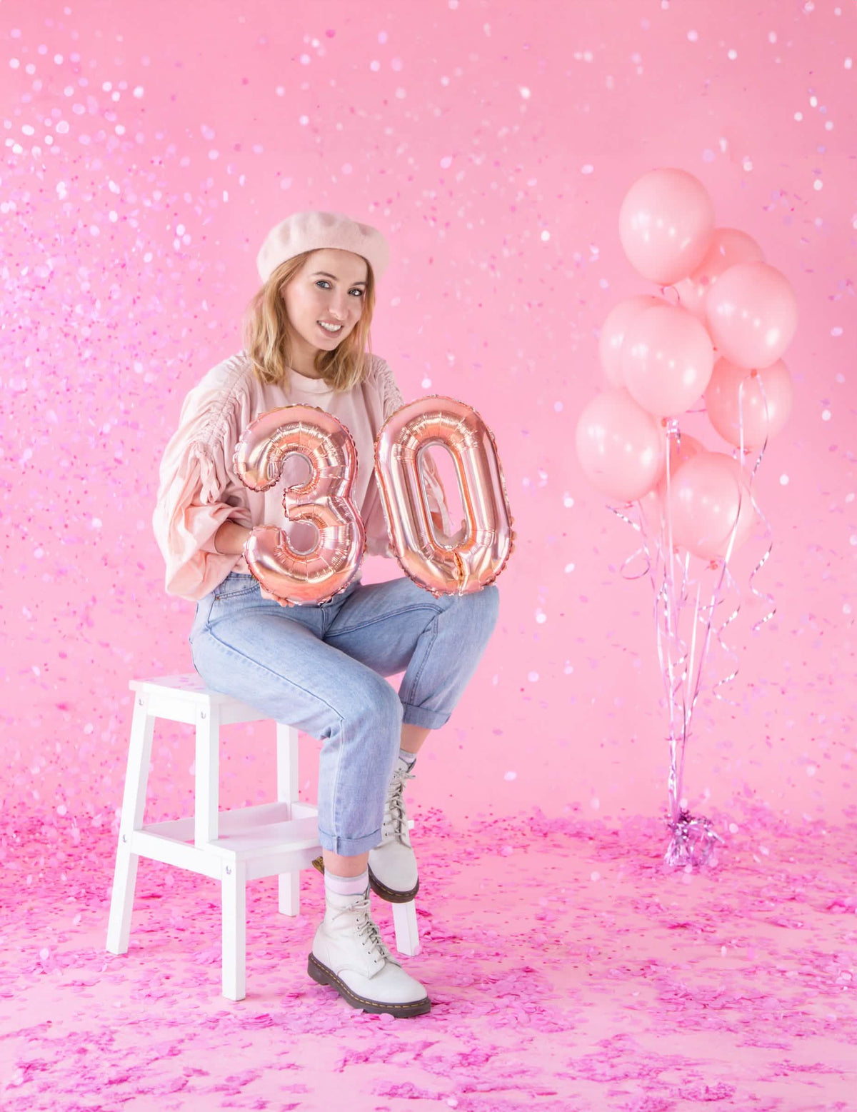 Decoração com balão de alumínio em forma de algarismo para aniversário em ouro rosa formando o número 30