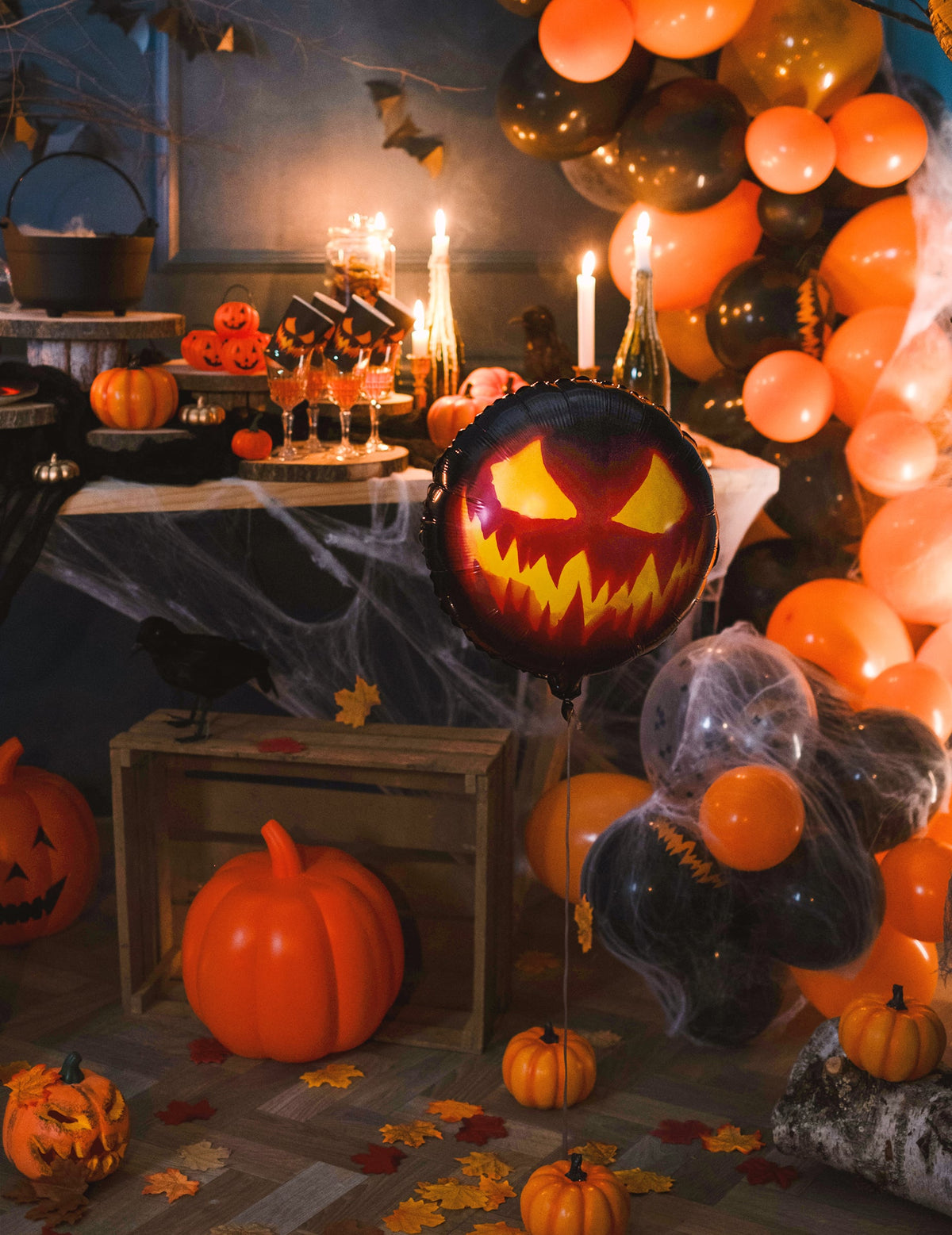 Mise en situation dans un décor d'Halloween du ballon aluminium citrouille terrifiante