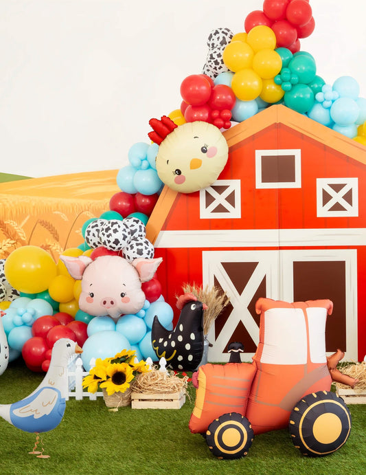 Mise en situation dans un décor de ferme du ballon aluminium Cochon
