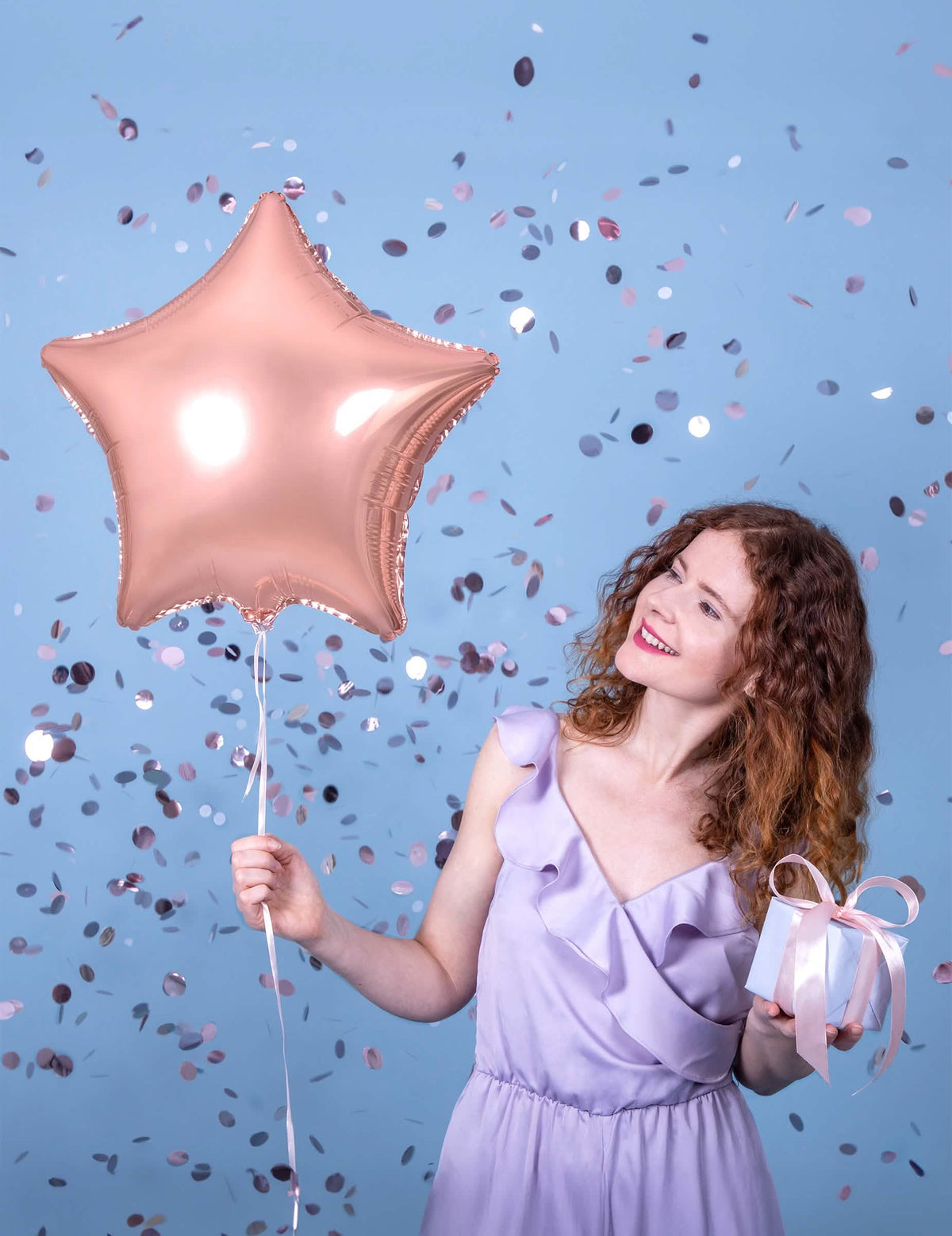 Cenário com uma mulher do balão de alumínio estrela para decoração de festa em ouro rosa metalizado