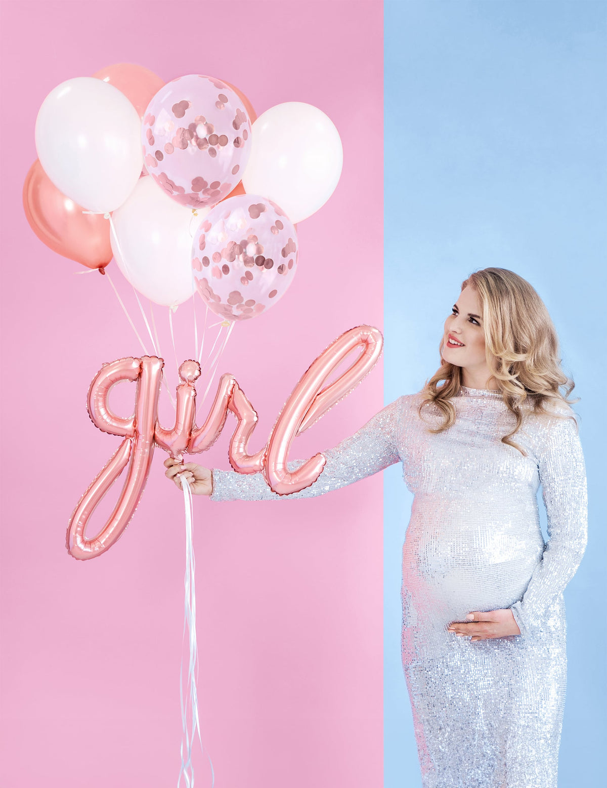Mise en scène para gender reveal com mulher grávida, com balão de alumínio girl ouro rosa