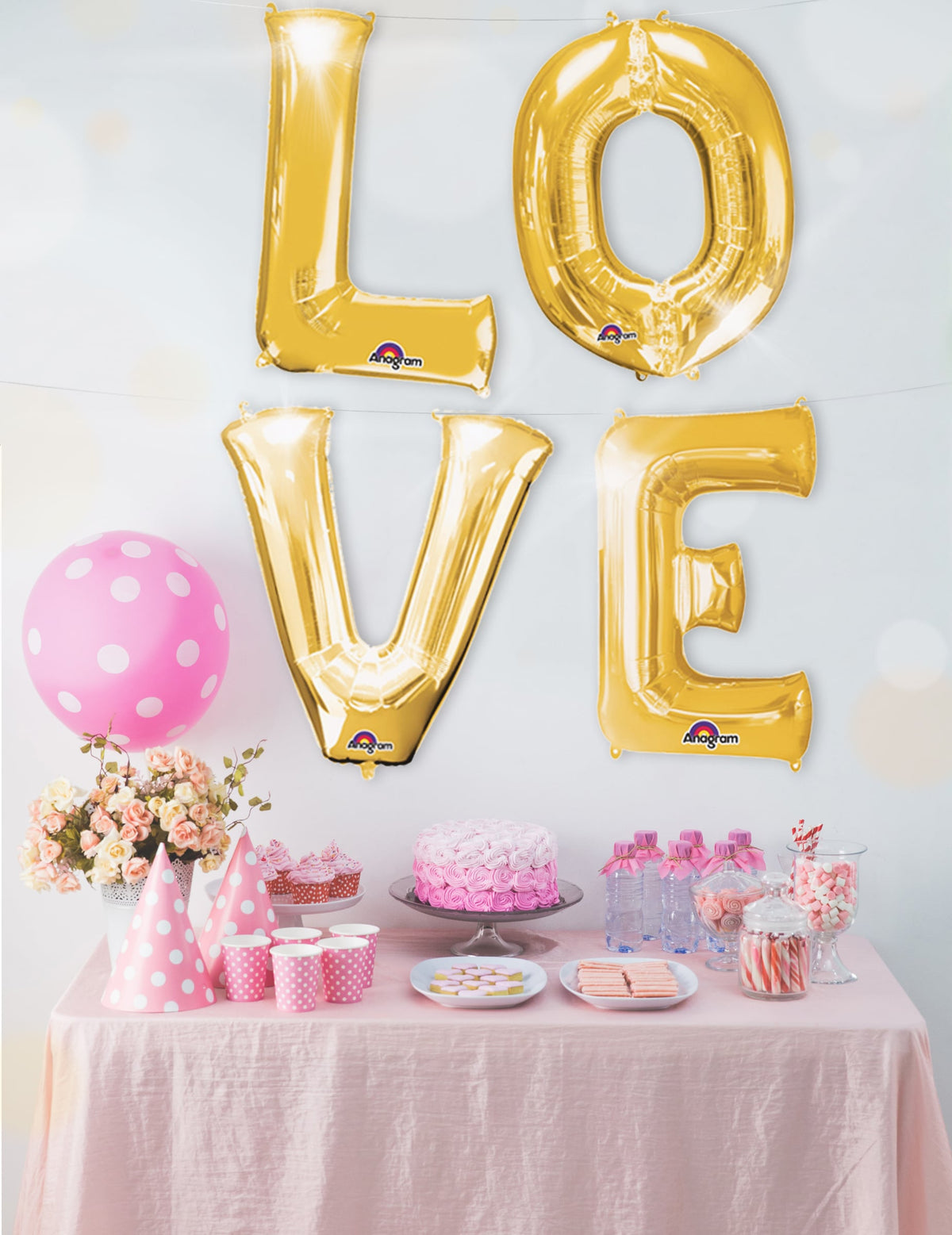 Decoração cenográfica da palavra LOVE com balões de alumínio com letra dourada