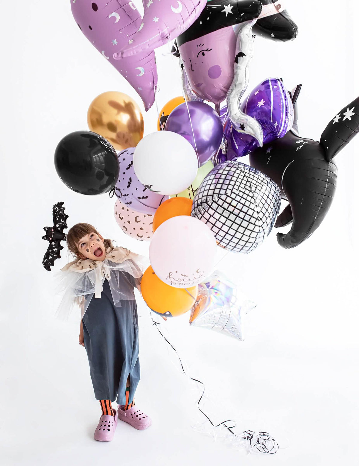 Mise en situation au milieu d'un bouquet de ballons du ballon aluminium petite chauve-souris