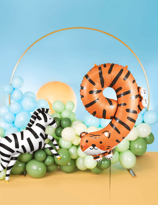 Mise en situation avec décor safari du ballon aluminium tigre chiffre 9