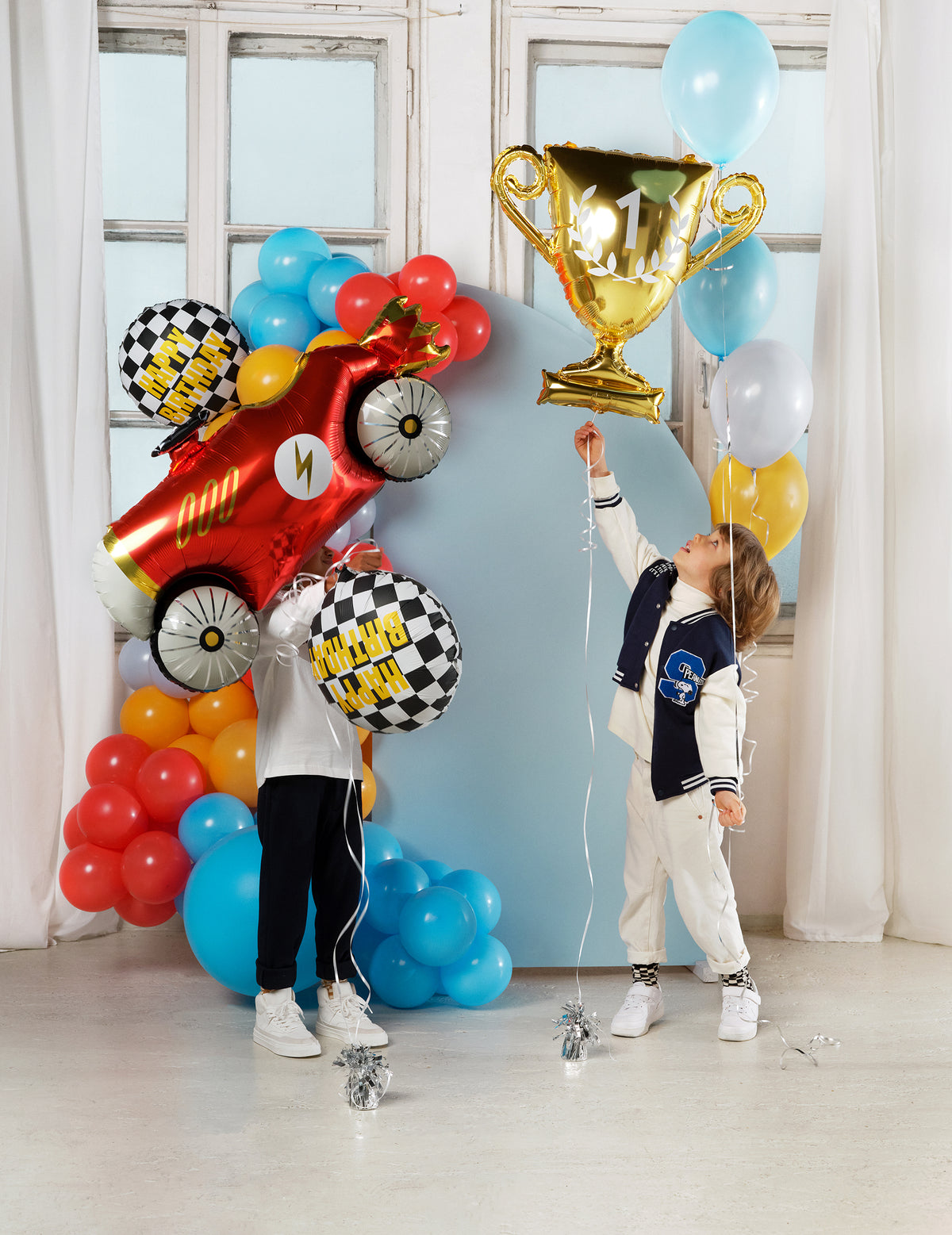 Mise en situation lors d'un anniversaire enfant du ballon aluminium voiture de course