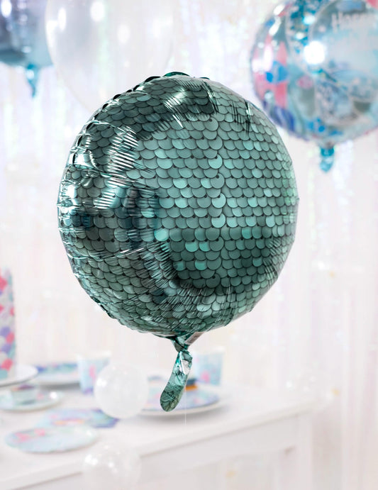 Gros plan sur les écailles du ballon en aluminium thème sirène