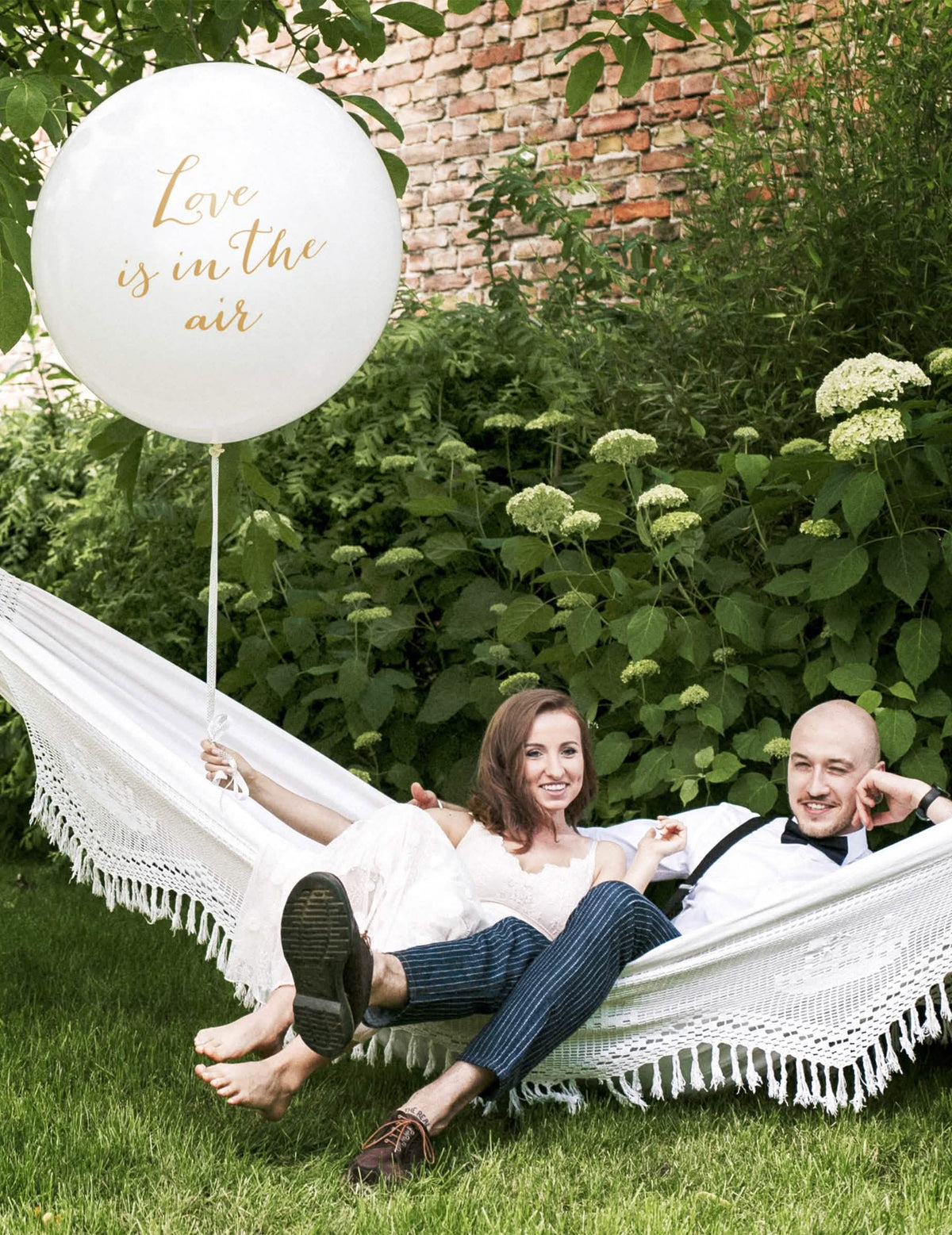 Apresentação do balão gigante de látex Love is in the air para casamento