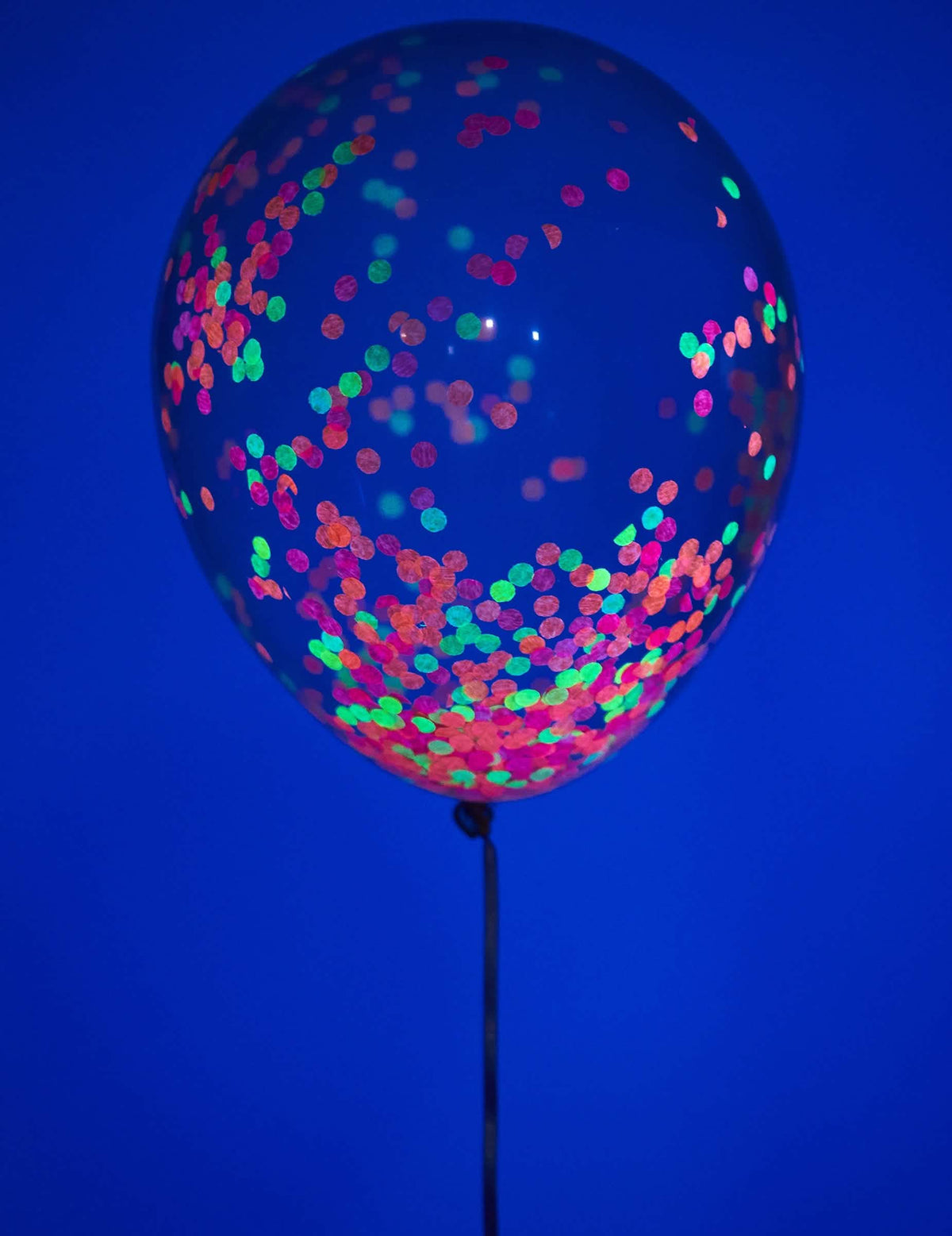 Grande plano nos confettis do balão em látex confettis fluo para festa