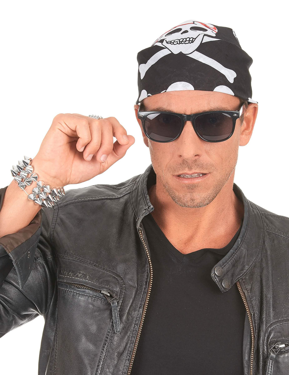 Vista aproximada do bandana com cabeças de morto e corrente para adulto