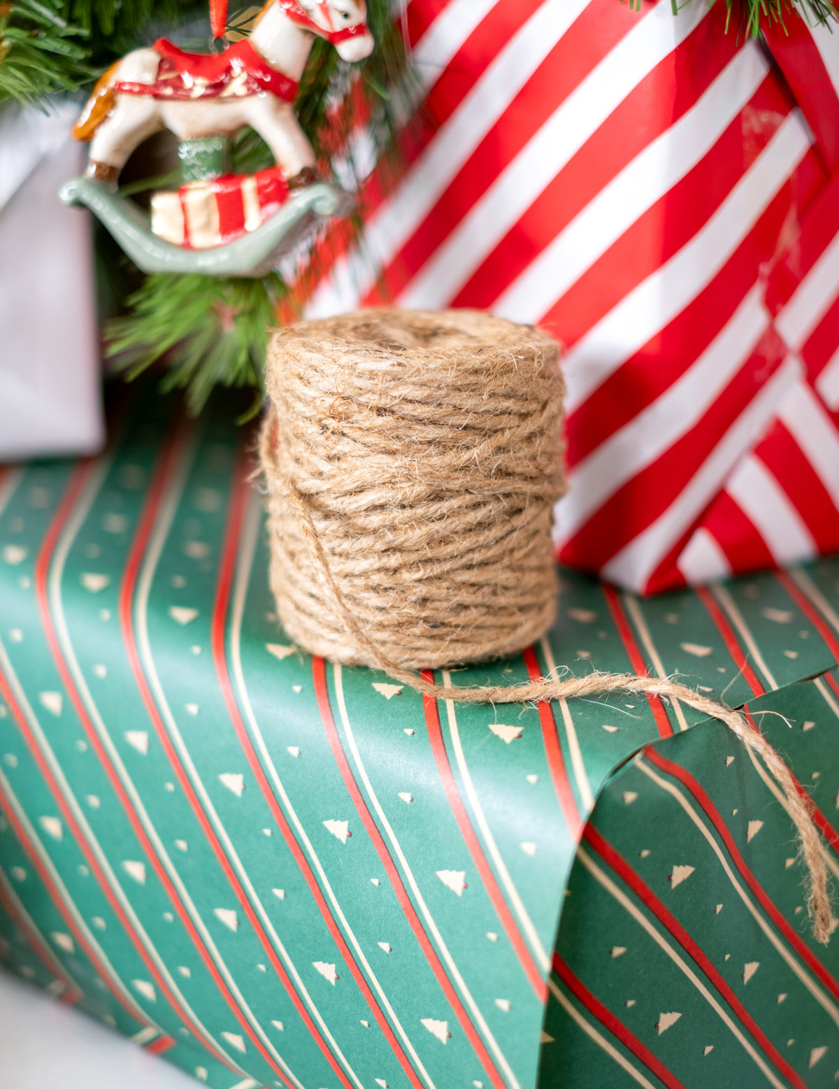 Mise en situation sur des cadeaux de la bobine de cordelette pour décoration polyvalente