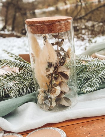 Mise en situation du bocal en verre avec plumeaux et eucalyptus