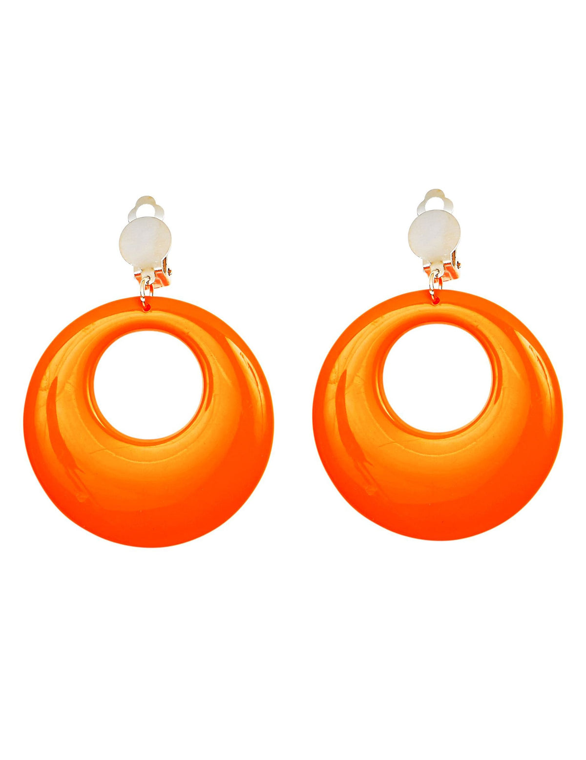 Detalhe do sistema de fixação com clipes dos brincos cor de laranja fluo