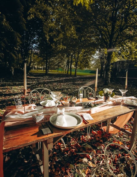 Mise em cena campestre do castiçal de design sobre pé para vela em metal ouro rosa