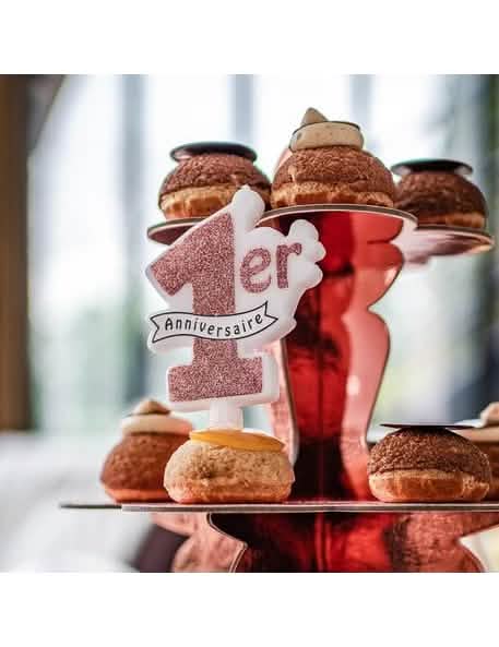 Mise en situation de la bougie 1er anniversaire pour gâteau paillettes rose gold avec bobèche