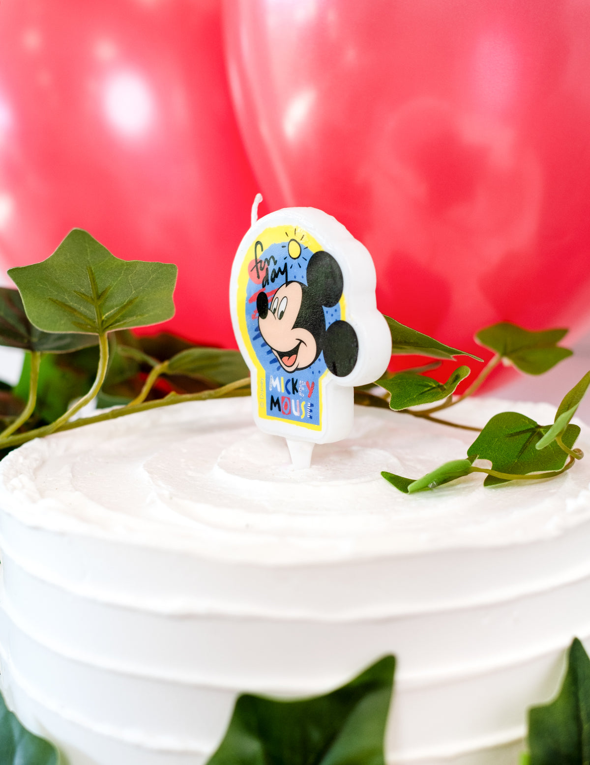 Vue rapprochée sur un gâteau de la bougie d'anniversaire Mickey