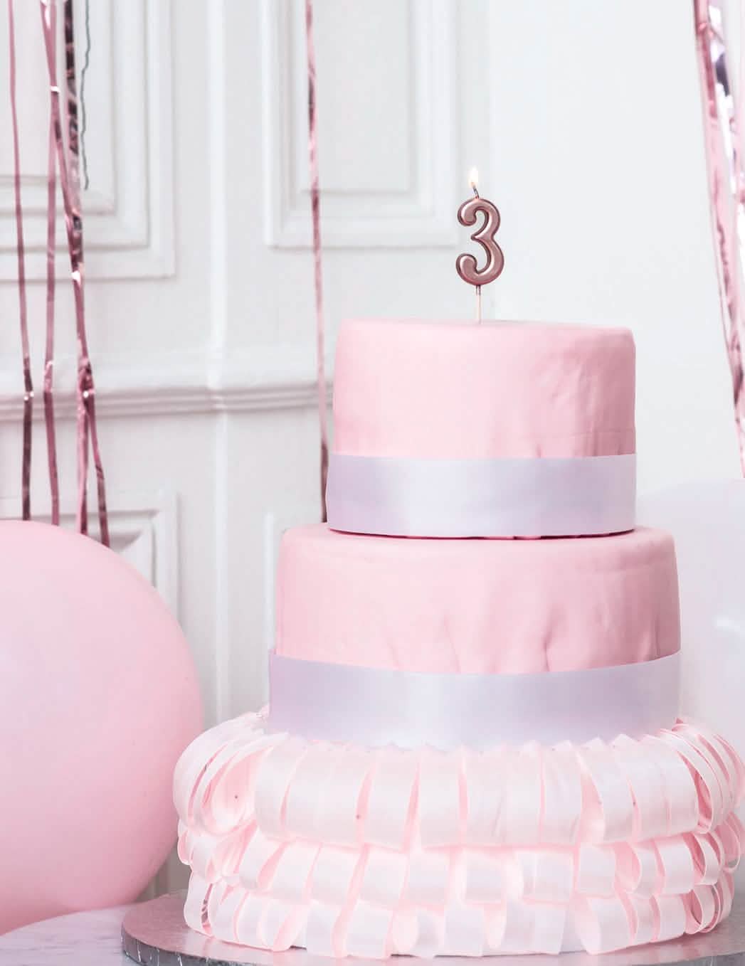 Colocação num bolo da vela de aniversário número 3 ouro rosa metalizada com espeto