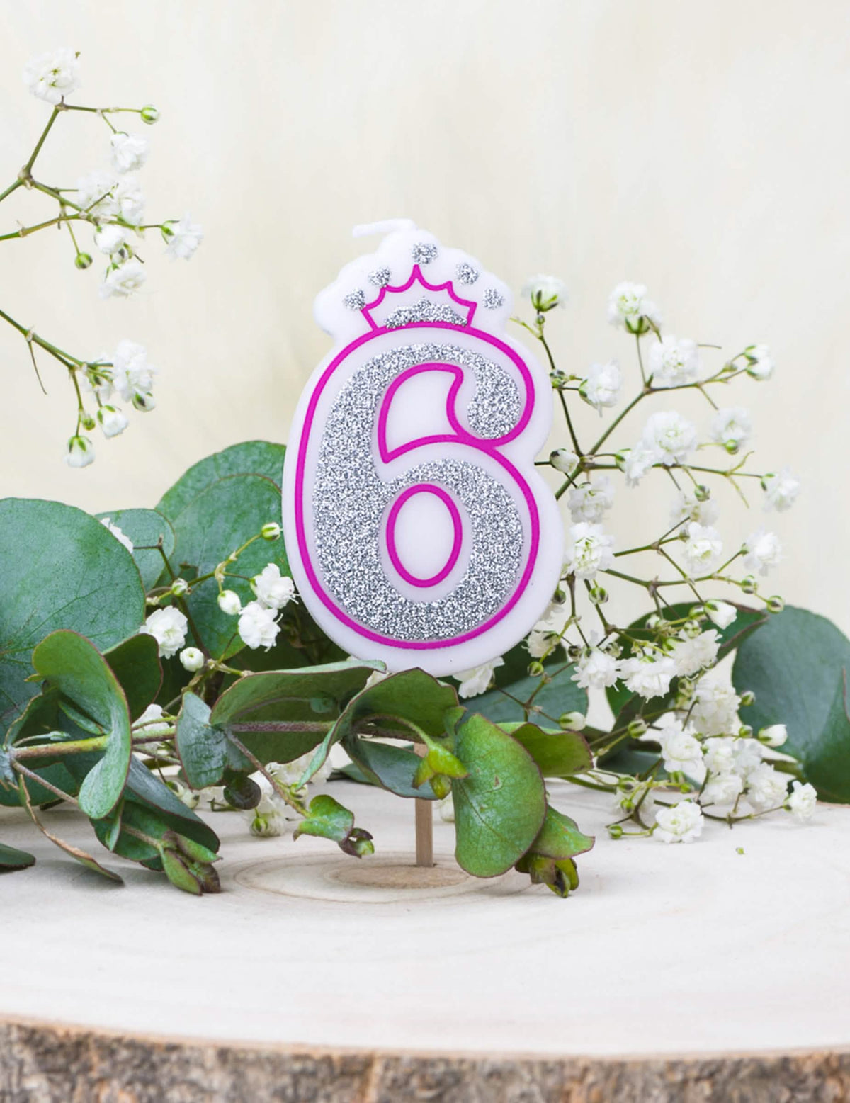 Encenação decorativa da vela de aniversário número 6 princesa