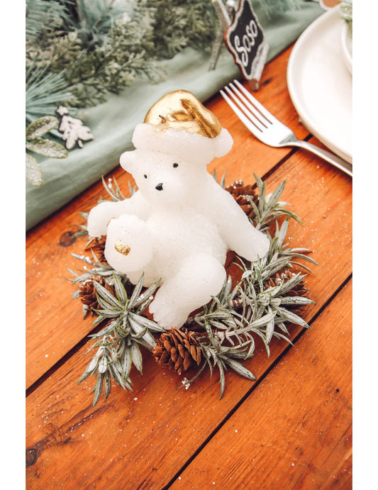 Mise en situation sur table de fête de la bougie ourson de noël
