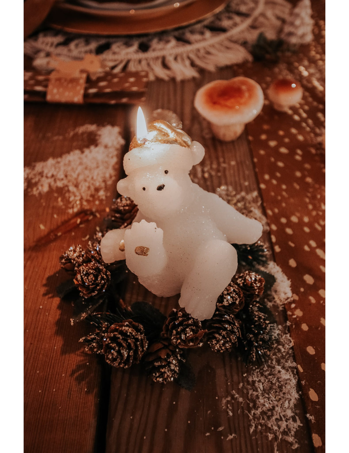 Grande plano da chama da vela ursinho de natal