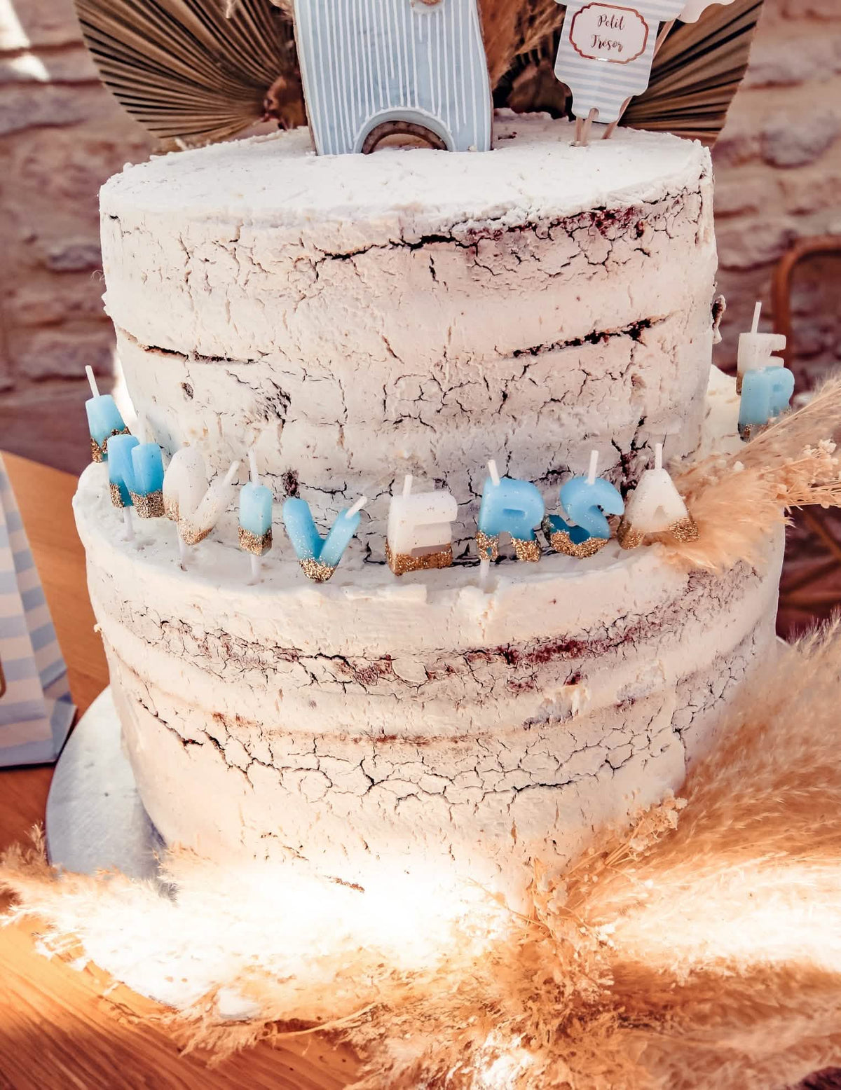 Mise em situação das velas aniversário branco azul e paillettes dourado em palito