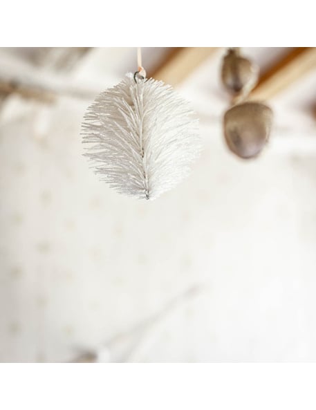 Gros plan de la boule de Noël effet branchages blanche pailletée