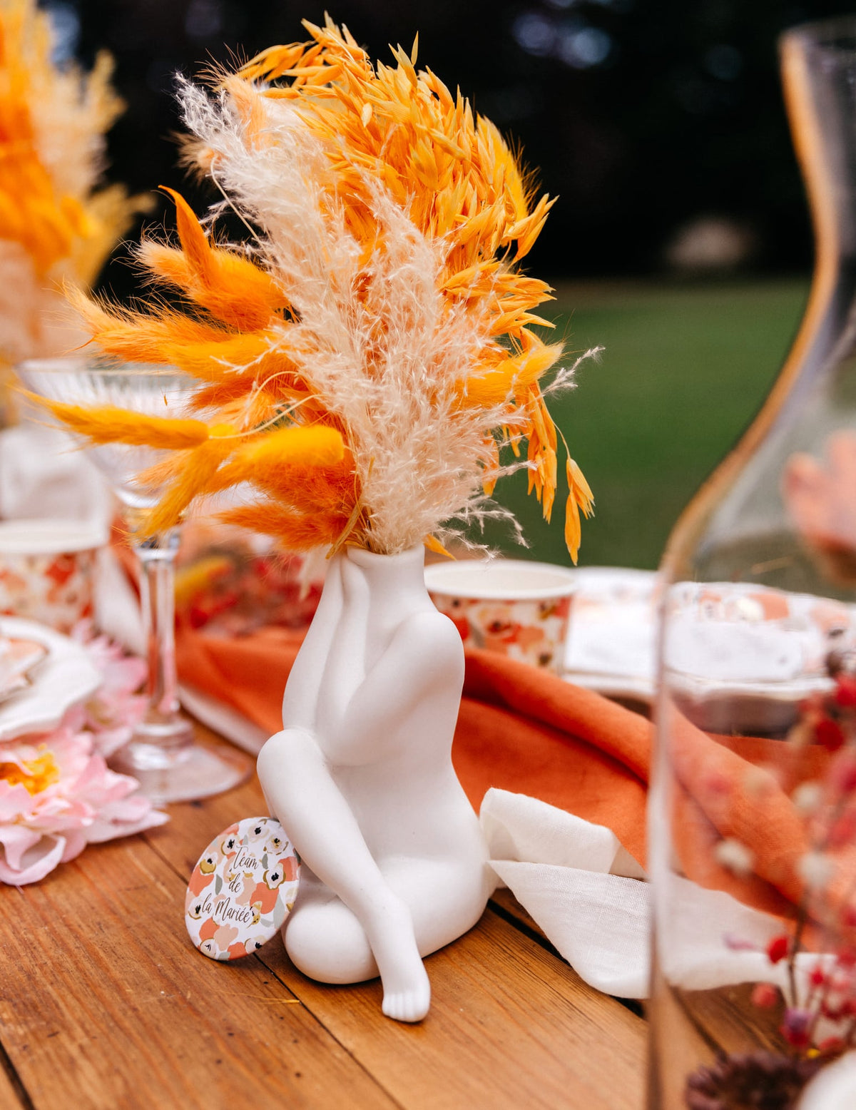 Mise en situation sur une table de fête du bouquet d'avoine séché pour décoration moutarde
