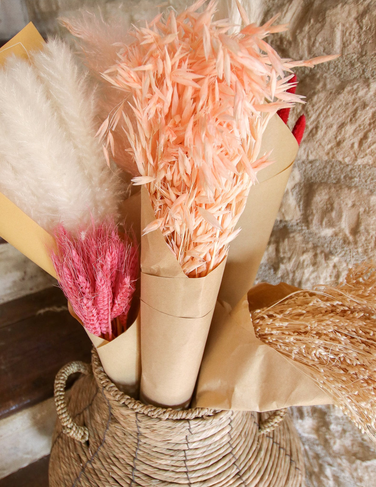 Mise en situation dans un panier du bouquet d'avoine séché décoration bohème