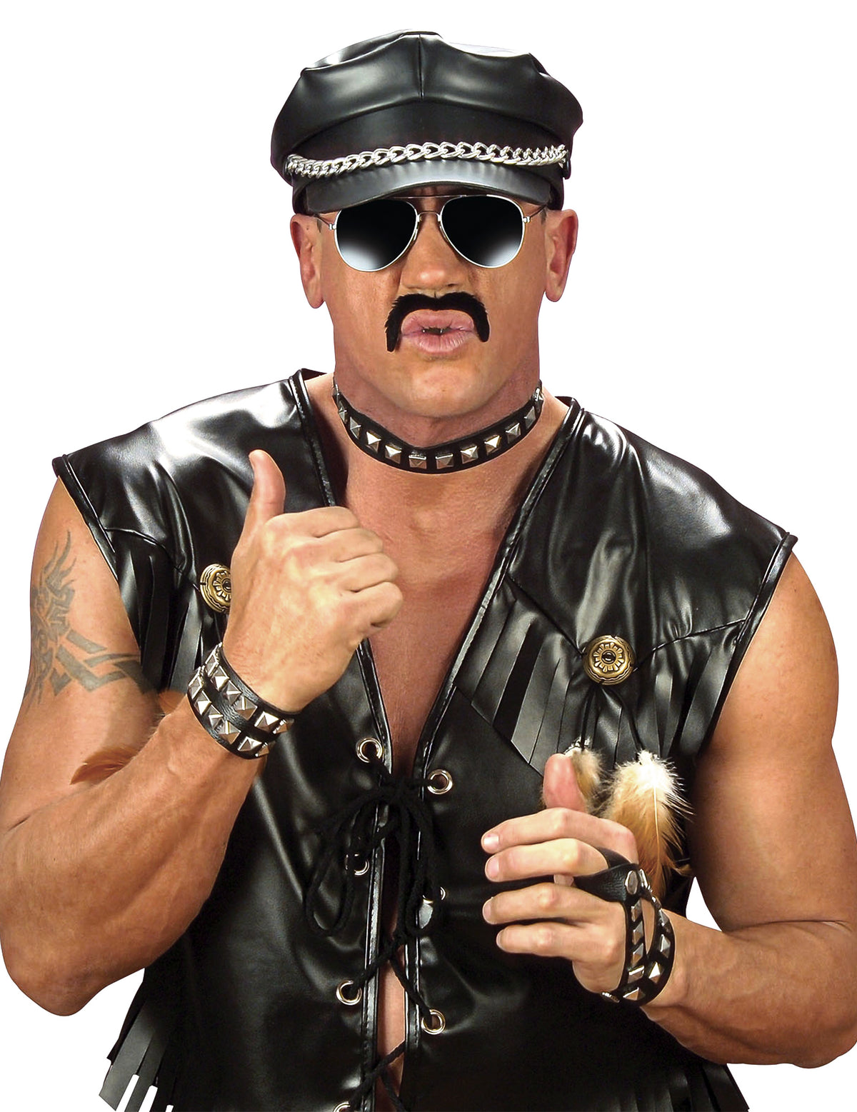 Mise en situation avec un costume de biker du bracelet clouté rocker