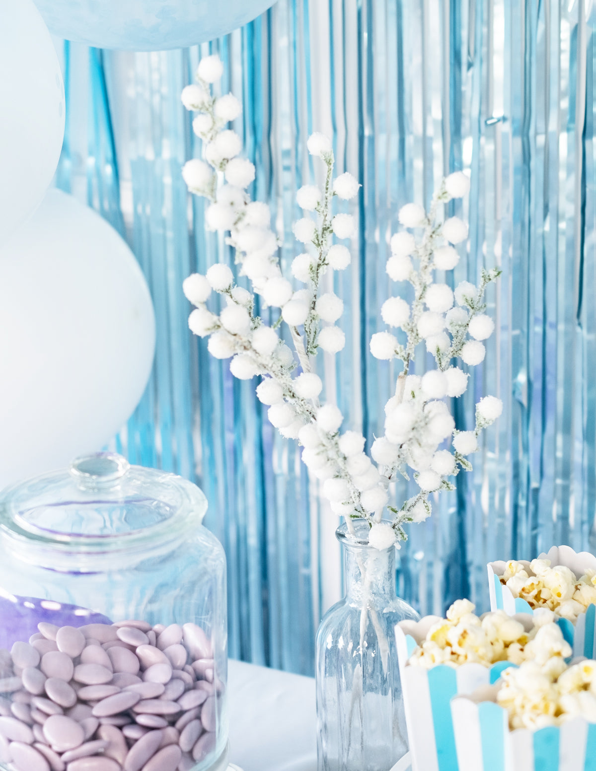Mise en situation de la branche boules givrées pour décoration de Noël blanches