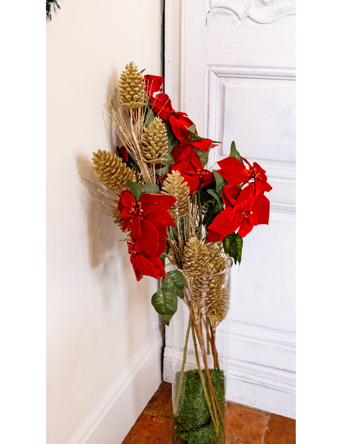 Mise en situation dans un vase de la branche de pommes de pin Noël féerique