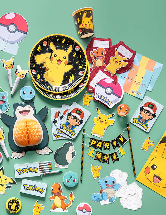 Mise en situation parmi les accessoires de fête du cake topper Pikachu Pokémon™