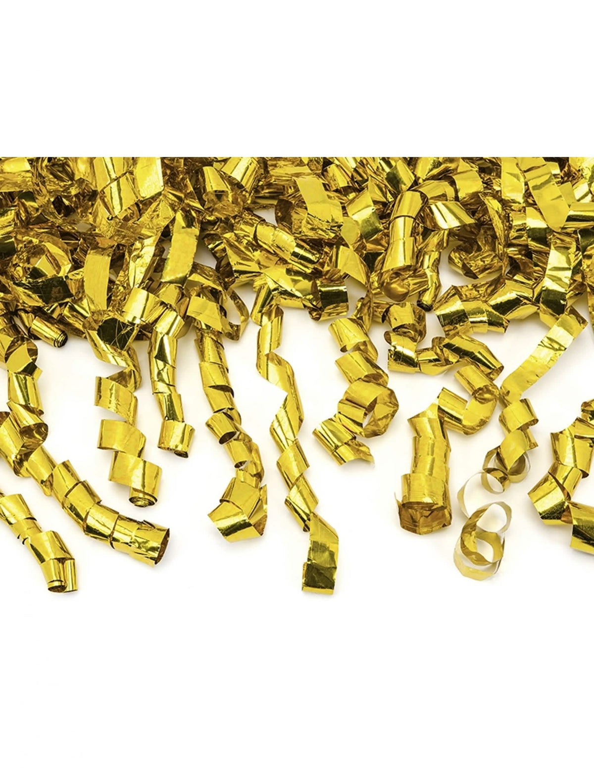 Grande plano sobre os serpentins do canhão de confettis serpentina dourados para festa