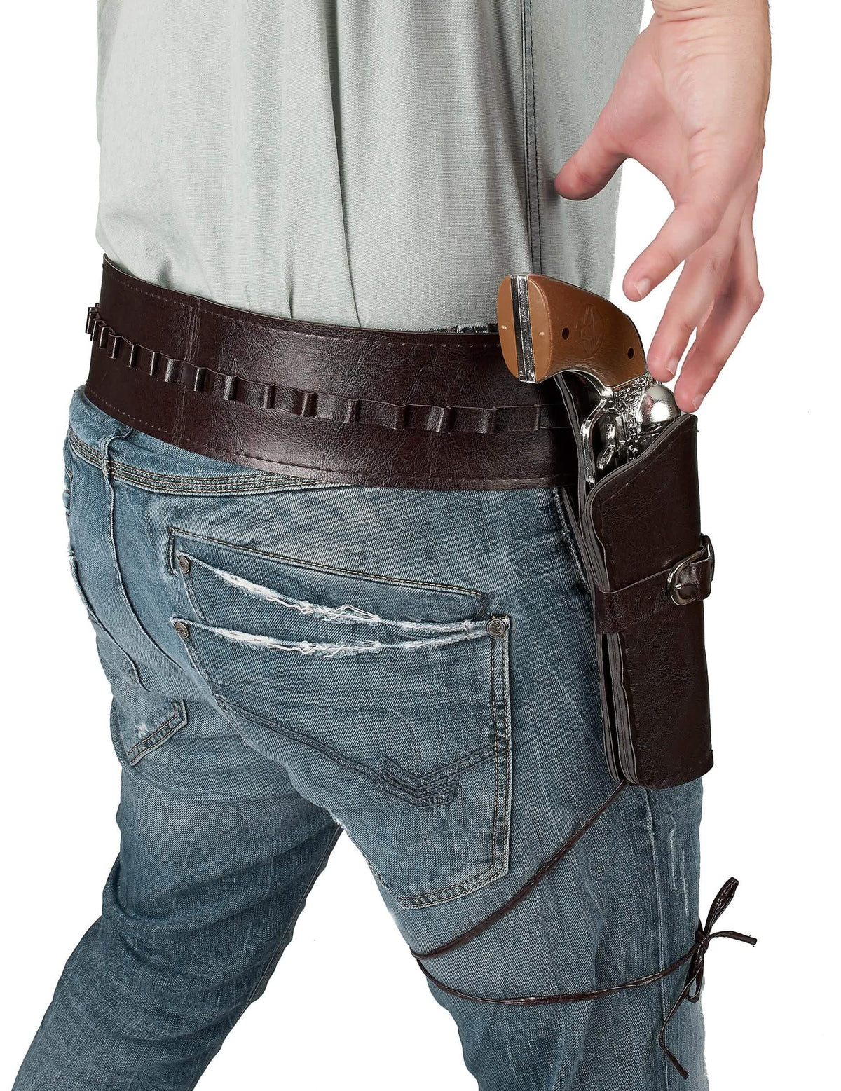 Grande plano sobre o coldre e a pistola do cinto com coldre cowboy para adulto