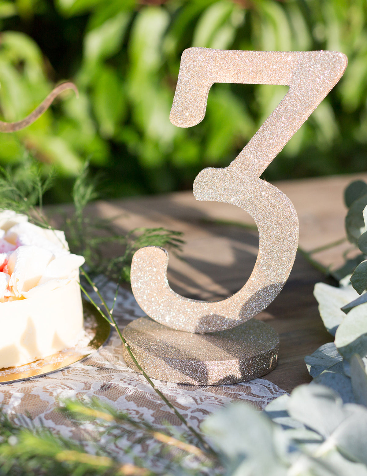 Vue rapprochée du centre de table chiffre 3 pour anniversaire