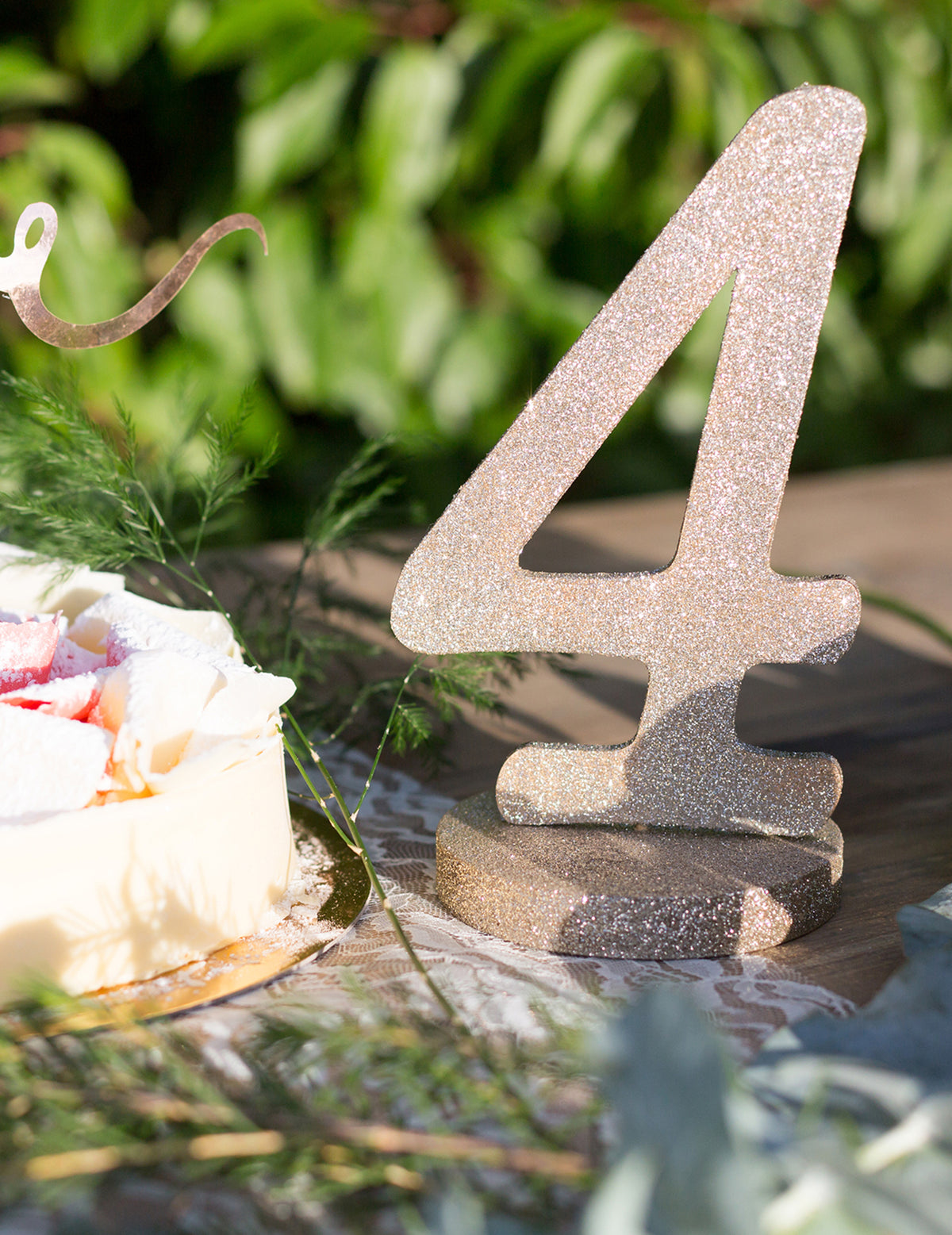 Vue de profil du centre de table chiffre 4 pour anniversaire