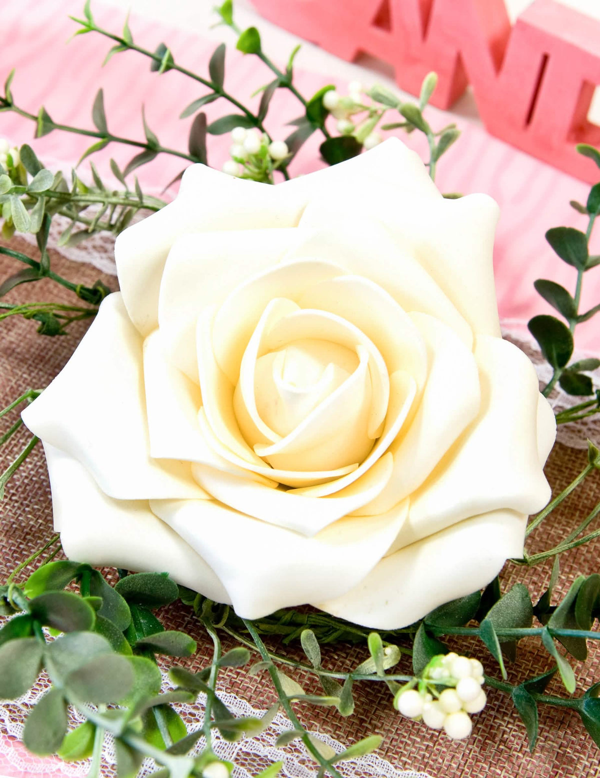 Grande plano da cor de rosa central e folhagem para casamento campestre