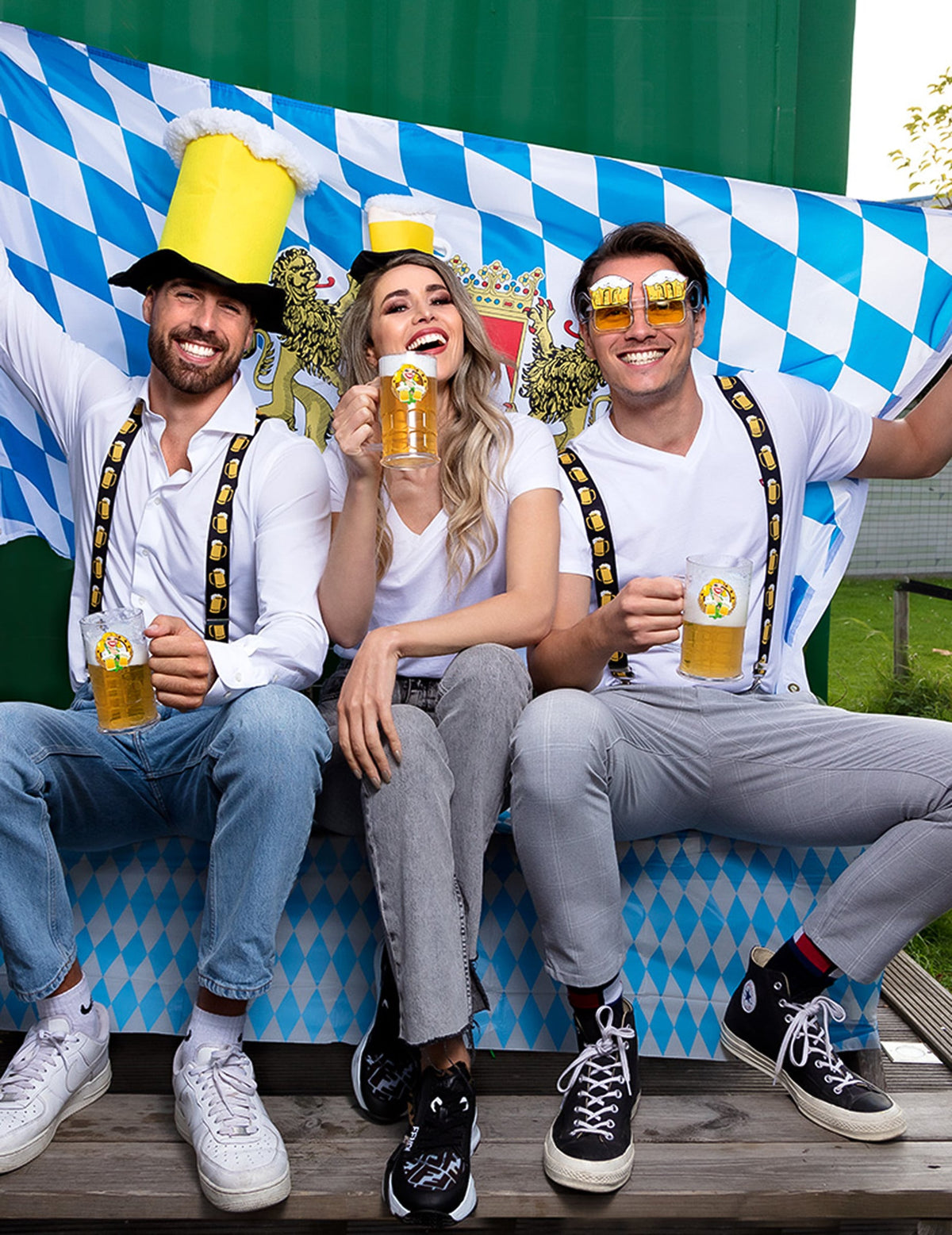 Mise en situation du chapeau chope de bière pour adulte lors d'une fête de la bière