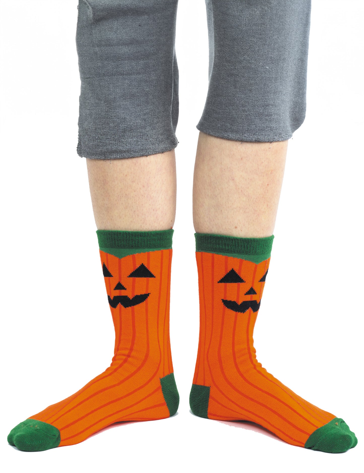 Vue de face des chaussettes citrouille effrayante